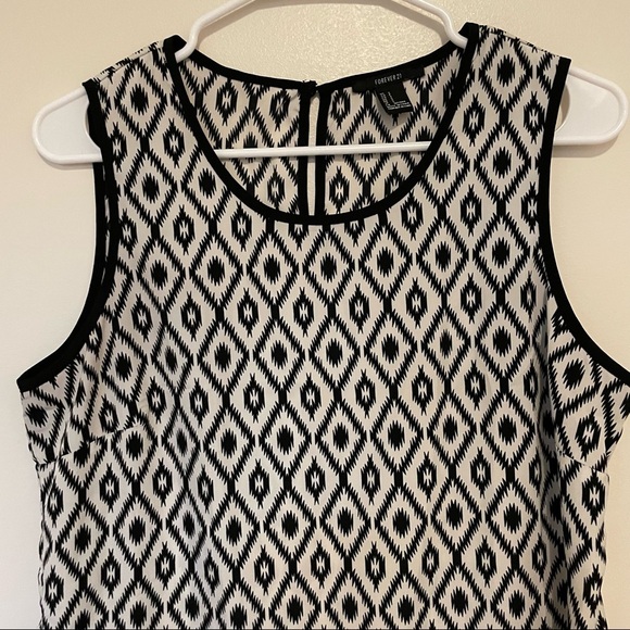 Forever21 Blk&Wht Geometric Tank Top. Size Small - Picture 4 of 7